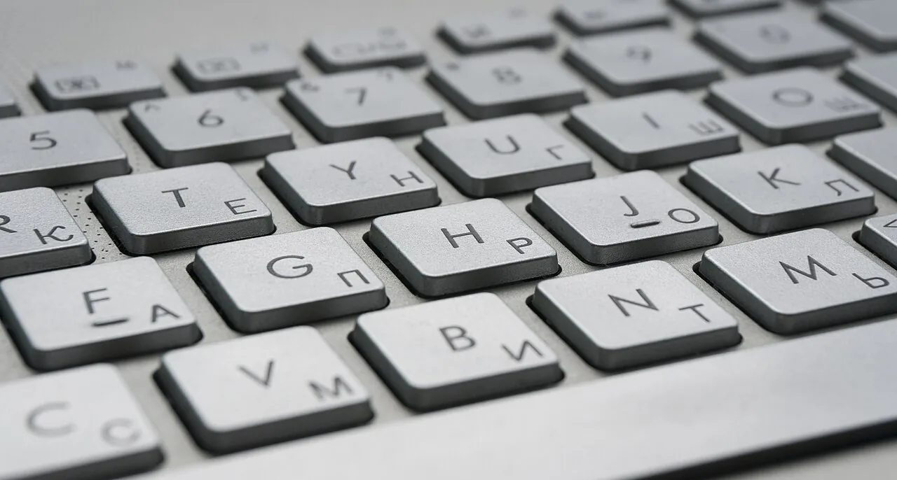 مفاتيح لوحة مفاتيح تحمل مجموعات مختلفة من الحروف.
