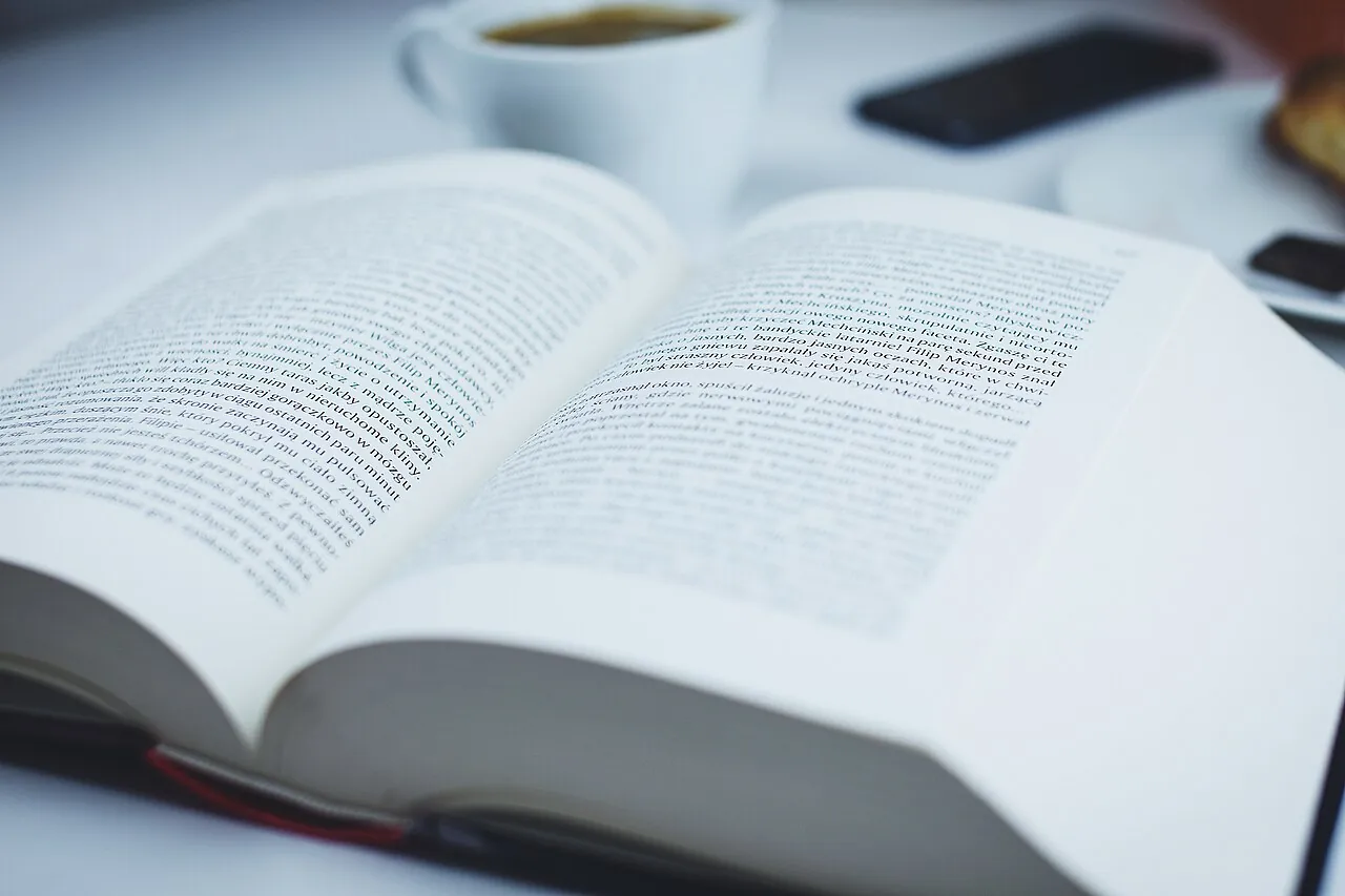 Livre ouvert, photographié par freestocks.org en 2016.