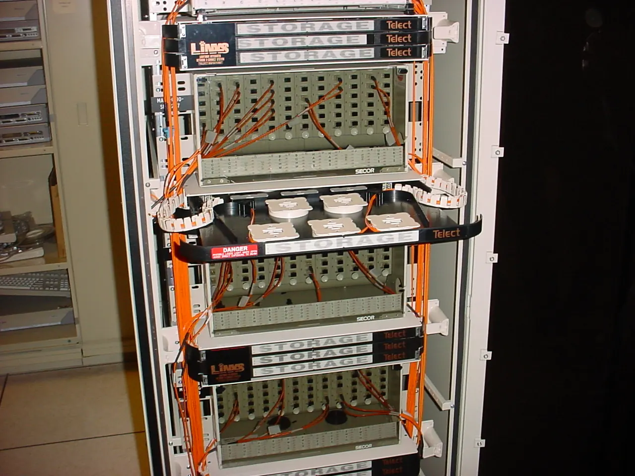 Panel de conexiones de fibra óptica fotografiado por Patrick Finnegan en 2002.