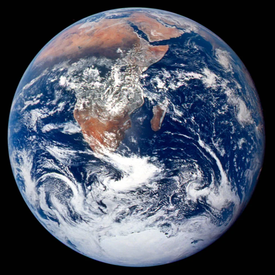 La Terre photographiée par l’équipage d’Apollo 17, le 7 décembre 1972. NASA, AS17-148-22727.