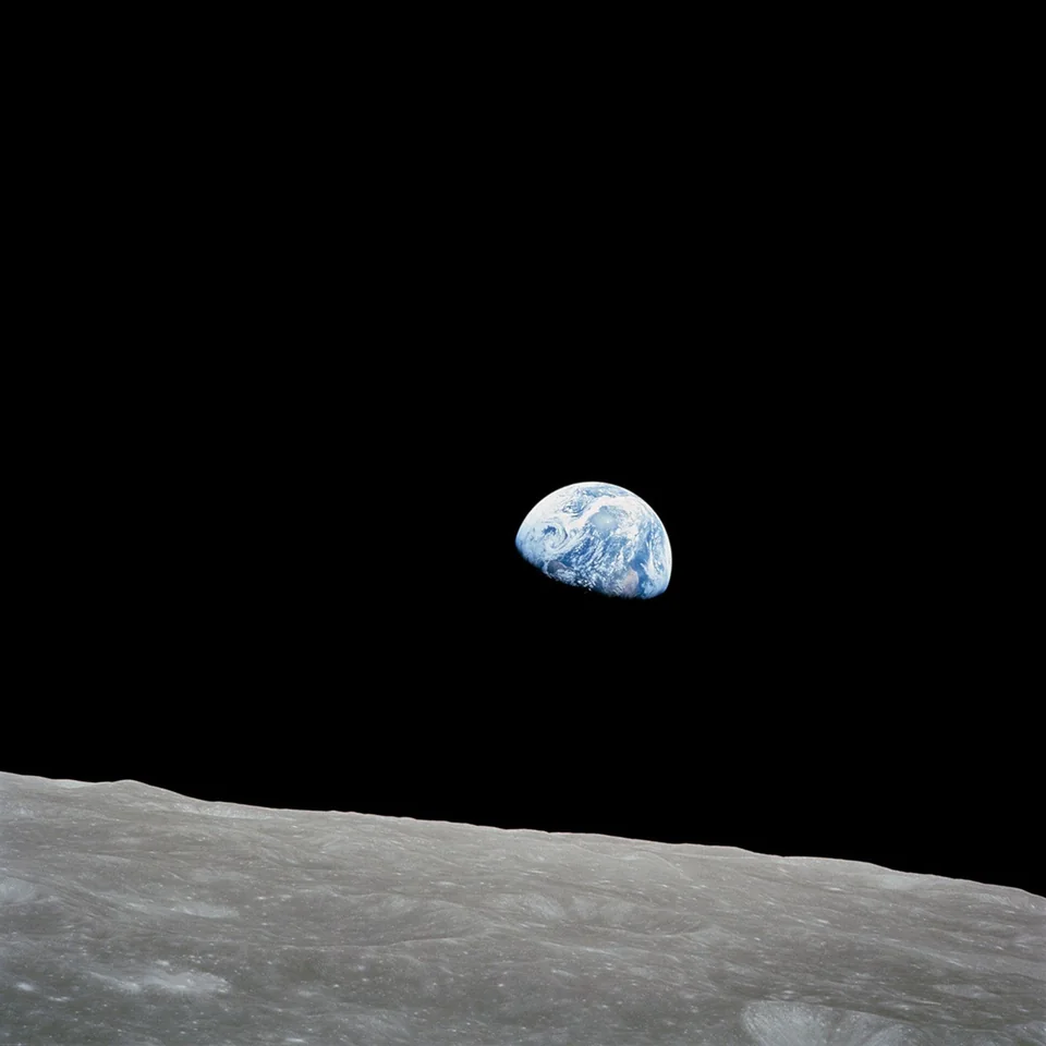 Earthrise : la Terre au-dessus de l’horizon lunaire, photographiée par Bill Anders pendant Apollo 8