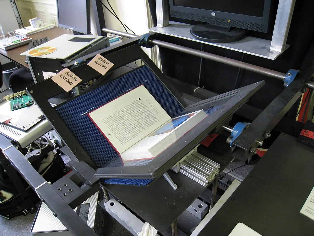 ماسح كتب في مقر Internet Archive بسان فرانسيسكو.